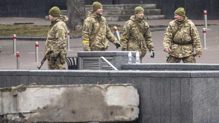 <p>Bununla birlikte, Ukrayna'nın Lviv kentinde, Rusya'nın saldırısı sonrası orduya yardım etmek isteyen gönüllüler, kestikleri demirleri kaynak yapıp ürettikleri “kirpi” adlı tank engellerini barikatlara gönderiyor.</p>
