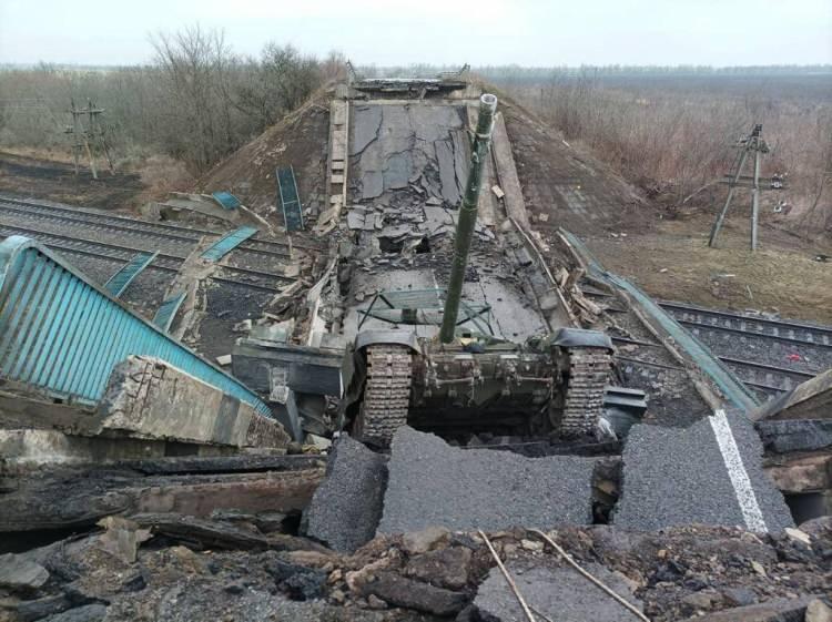 <p>Nikolaev bölgesindeki imha edilen Rus tankları görüntülendi.</p>
