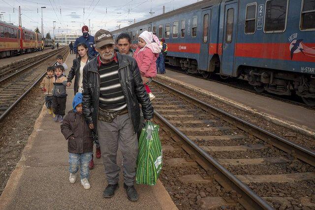 <p>Yan'ın 3,5 yaşında olmasına rağmen 46 ülkeyi bildiğini gururla anlatan baba, "O (çocuk) neler olduğunu anlamıyor. Bombardıman başladığında yedi gece bodrumdaki sığınakta yaşadık ve orada çok fazla böyle çocuk var, birçok kadın ve çocuk var. (Rusya Devlet Başkanı Vladimir Putin) Bizi mahzenlere sürdü. Ama erkekler kalacak. Saklanacağını söyleyen birini tanımıyorum." dedi.</p>

<p>​</p>
