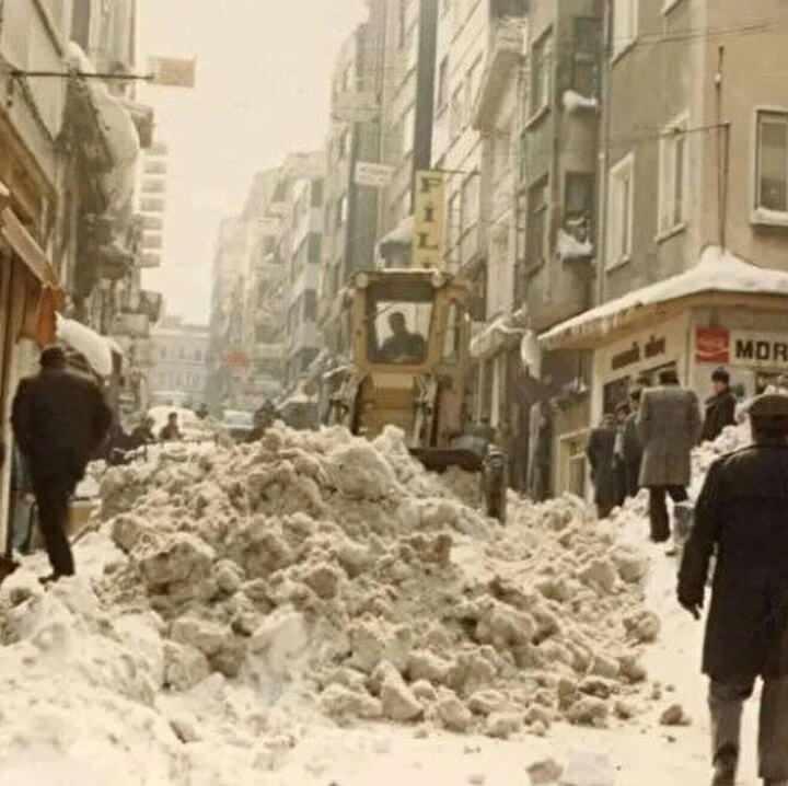 <p>AKOM'DAN UYARI</p>

<p>İstanbul Büyükşehir Belediyesi (İBB) Afet Koordinasyon Merkezi (AKOM) Sibirya kökenli soğuk hava dalgasının bu akşam itibariyle Marmara bölgesi üzerinde etkili olacağını söyledi. </p>

<p>Hafta ortasına kadar devam edecek Sibirya kökenli soğuk havanın, kar yağışını da beraberinde getireceği belirtildi. </p>
