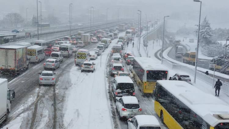<p>İstanbul'da etkili olan kar yağışı trafiği olumsuz etkiledi. Küçükçekmece E-5 Topkapı istikametinde trafik durma noktasına geldi. Trafik yoğunluğu dron ile havadan görüntülendi.</p>

<p> </p>
