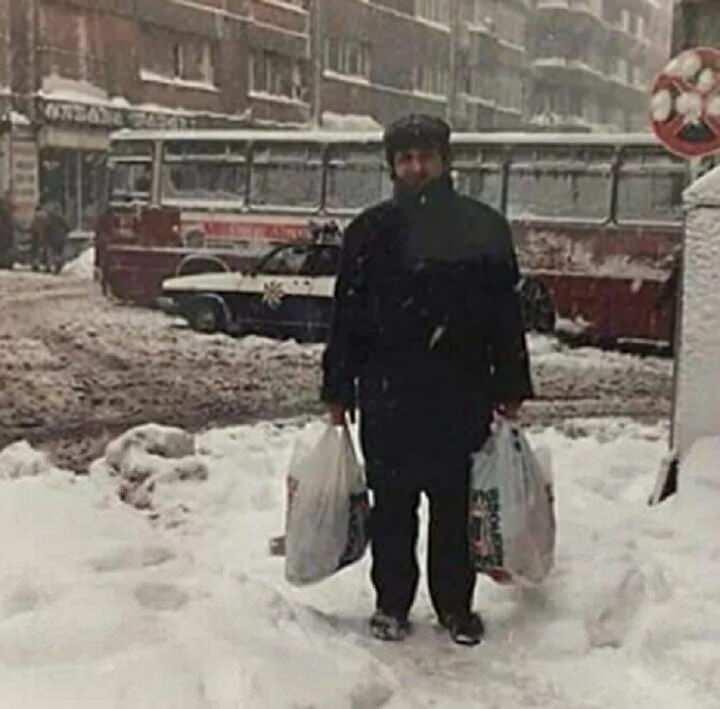 <p>İstanbullular, 1987 yılında yaşanan efsane kar yağışını hâlâ unutamıyor. O günlere şahit olanlar, yolların kapanması dolayısıyla ev ve işyerlerine yürüyerek gittiğini, su şebekesinin donması dolayısıyla suların akmadığı, elektriklerin kesildiğini dost meclislerinde sıkça anlatıyor. İstanbul'un yakın zamanda gördüğü en büyük kar fırtınası olan 1987 kışı, gazete manşetlerine 'Beyaz Felç' olarak yansımıştı.</p>
