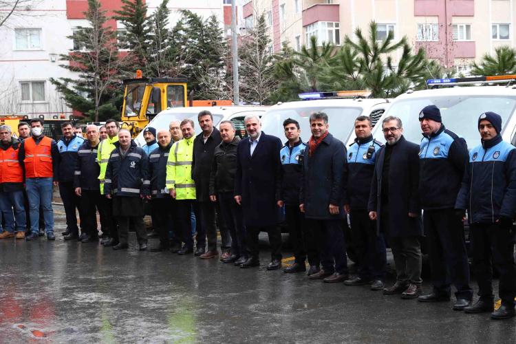 <p>AK Parti İl Başkanı çalışmaları yerinde inceledi</p>

<p>Bağcılar Belediyesi’ni ziyaret eden AK Parti İl Başkanı Osman Nuri Kabaktepe ve AK Parti İl Başkan Yardımcısı İsmet Öztürk, karla mücadele çalışmalarını yerinde inceledi. Kemalpaşa Mahallesi’ndeki şantiyeye giden Kabaktepe, hazırlıklarla ilgili olarak personelden bilgi aldı. Önlemleri beğenen Kabaktepe, zorlu şartlarda görev yapacak personele kolaylıklar diledi.</p>
