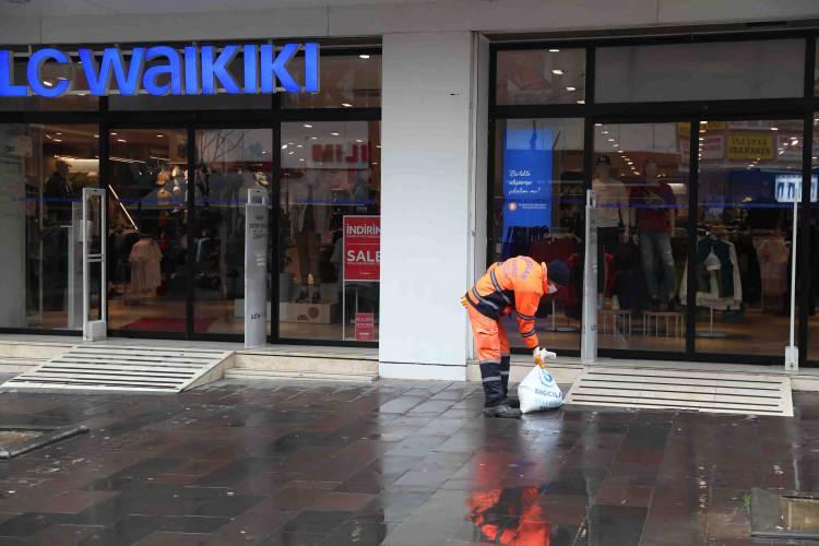 <p><strong>Hemşehrilerimizin yanındayız</strong></p>

<p> Yaşanabilecek tüm olumsuzluklara karşı gerekli tedbirleri aldıklarını söyleyen Çağırıcı, “İlçemizde her şey kontrol altında. 78 araç ve 575 personelimizle 24 saat boyunca hemşehrilerimizin yanındayız. Kenti 33 kamera ile izleyerek sorun olan yere anında müdahale edeceğiz” dedi.</p>
