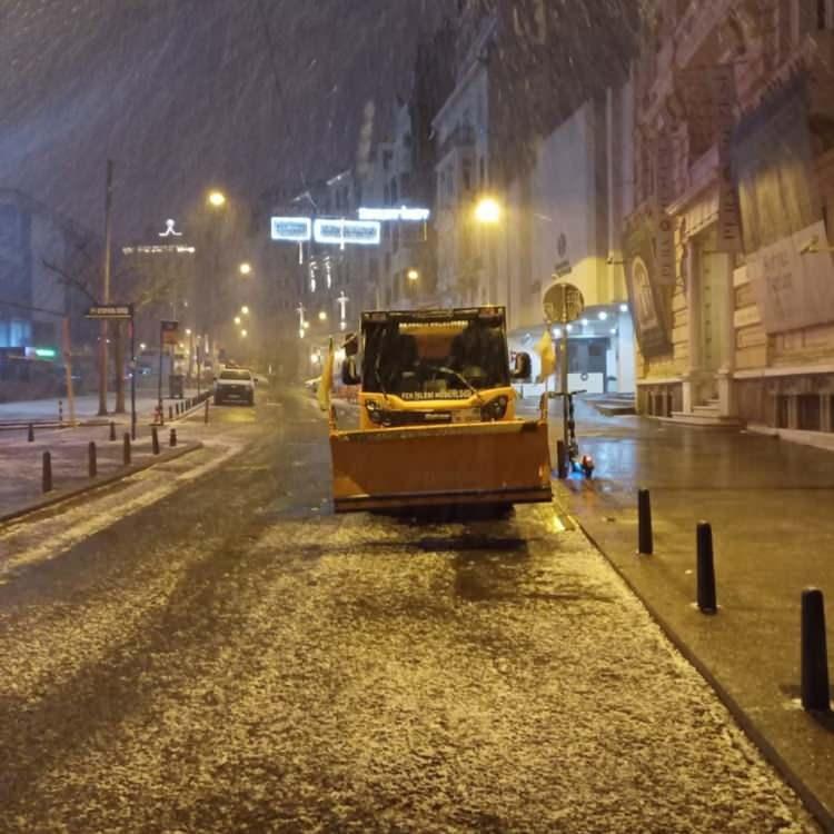 <p><strong>Beyoğlu Belediyesi 7/24 sahada</strong></p>

<p>Beyoğlu Belediyesi sosyal medya hesabından yapılan açıklamada, "Beyoğlu’nda tuzlama ve küreme çalışmalarımızı aralıksız şekilde sürdürüyoruz." ifadelerine yer verildi.</p>
