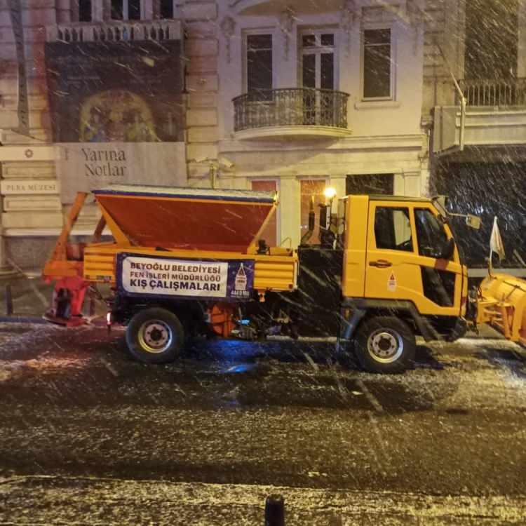 <p><strong>Beyoğlu Belediyesi 7/24 sahada</strong></p>

<p>Beyoğlu Belediyesi sosyal medya hesabından yapılan açıklamada, "Beyoğlu’nda tuzlama ve küreme çalışmalarımızı aralıksız şekilde sürdürüyoruz." ifadelerine yer verildi.</p>
