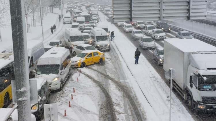 <p>İstanbul'da dün aralıklarla etkili olan kar yağışı, yeni günde etkisini iyice arttırdı. </p>

<p> </p>
