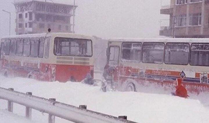 <p>1987 yılında, 3 Mart'ı 4 Mart'a bağlayan gece Balkanlar üzerinden gelen soğuk hava kütlesi önce Trakya'yı ardından tüm yurdu etkisi altına aldı. Soğuk hava ve kar yağışı yüzünden hayat adeta felç oldu</p>
