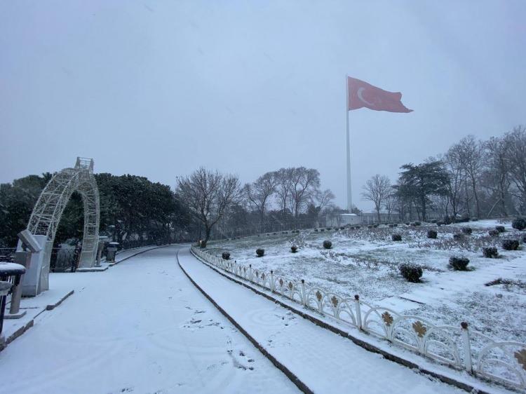 <p>İstanbul'da beklenen kar yağışı bu sabah başladı. </p>

<p>Kentin büyük kesimi beyaza büründü. </p>

<p>İstanbul Valiliği, kar yağışı nedeniyle pazartesiye kadar eğitime ara verildiğini duyurdu.</p>
