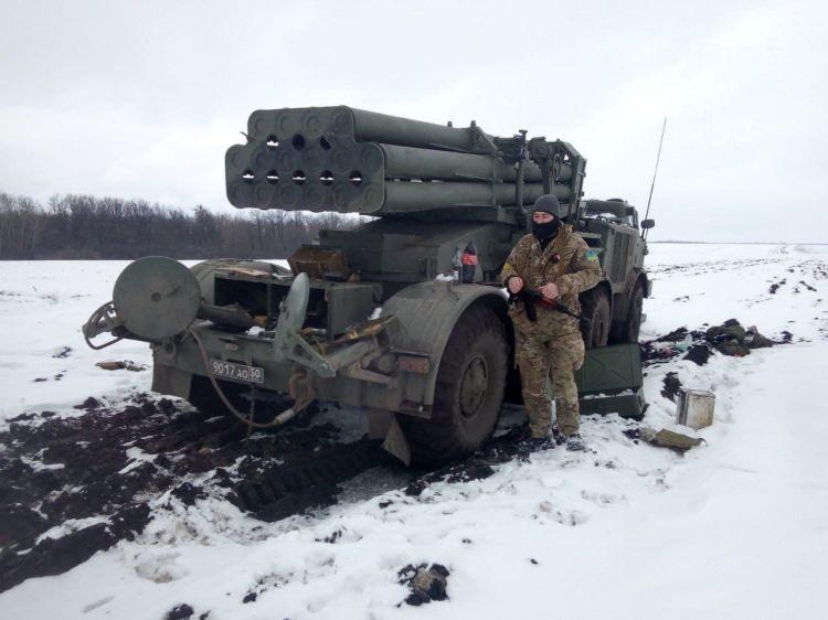 <p>Ele geçirilen mühimmatlar ile poz veren Ukrayna askeri görüntüleri paylaştı.</p>
