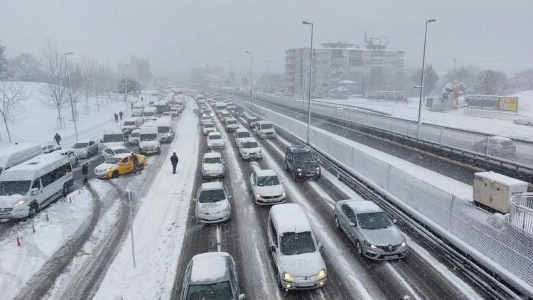 <p>TEM otoyolunun Mahmutbey Gişeleri Edirne istikameti bölgesinde yoğunlaşan trafik karın etkisini artırmasıyla durdu.  </p>

<p> </p>
