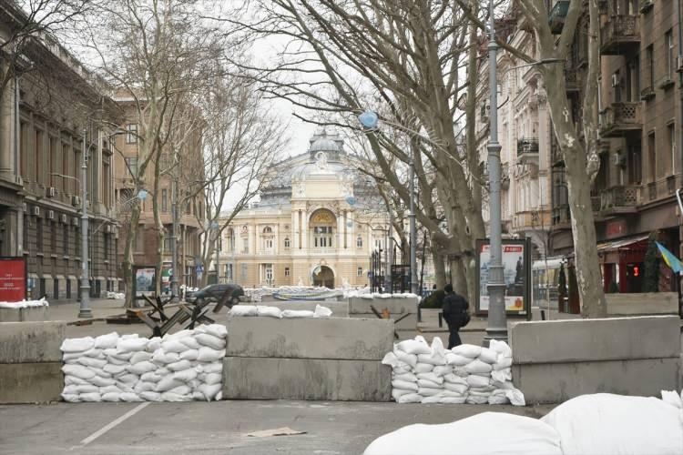 <p>Ardından, Rusya Savunma Bakanlığına bağlı Ukrayna'da İnsani Müdahale Birimler Arası Koordinasyon Merkezinden yapılan açıklamada, Ukrayna'nın Kiev, Harkiv, Çernigiv, Sumi ve Mariupol şehirlerinden sivillerin tahliyesi için 8 Mart'ta Moskova saati ile 10.00'dan itibaren geçici ateşkes ilan edildiği duyurulmuştu.</p>
