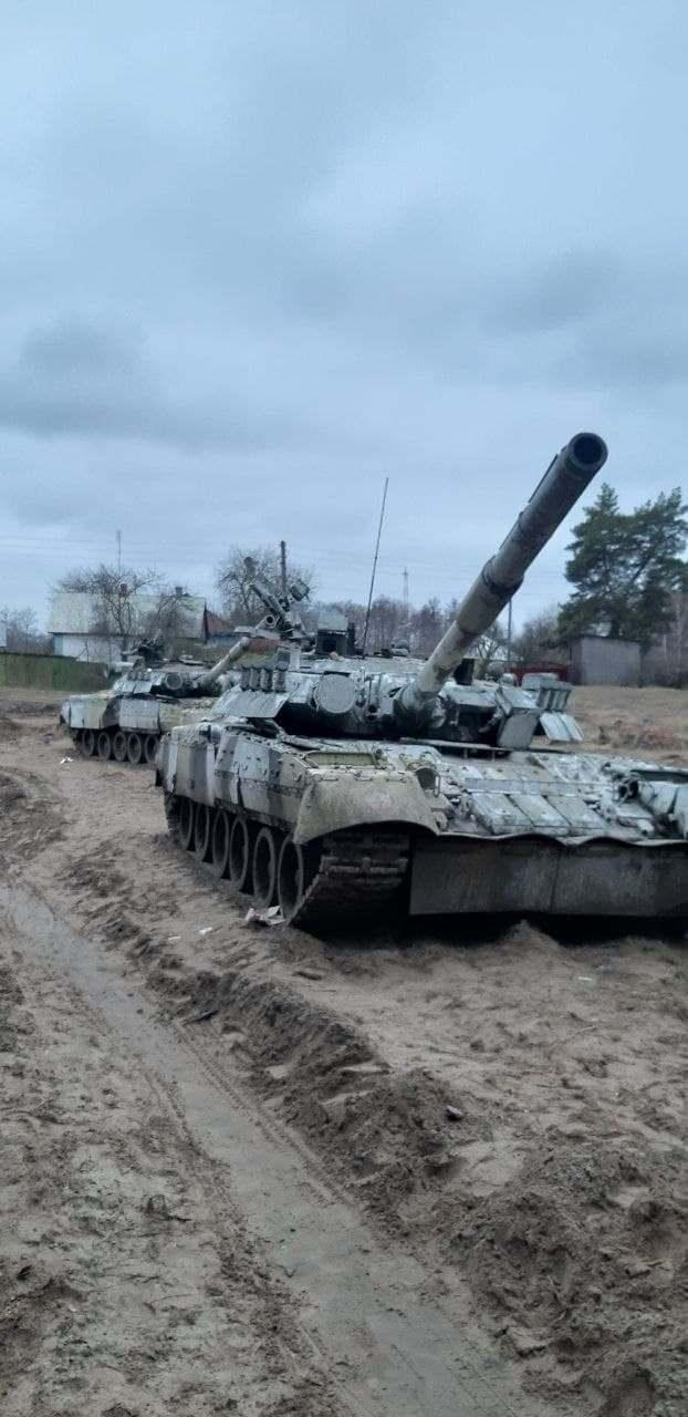 <p>Ukrayna ordusu, Rus birliklerinin terk ettiği T-80U tanklarını ve BM-27 Uragan ÇNRA sistemini ele geçirdi.</p>
