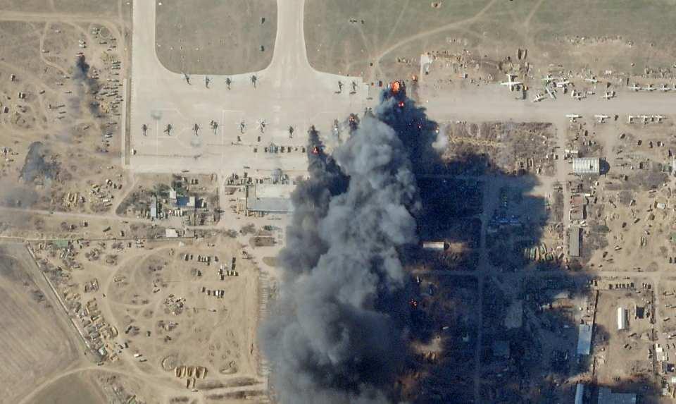 <p> Paylaşılan uydu görüntülerinde, havalimanında konuşlu helikopterlerin bulunduğu alandan yoğun dumanlar yükseldiği görülüyor.</p>
