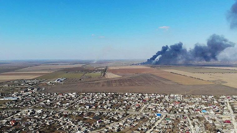 <p>Havaalanının yakınında bulunan Komyshany köyünün üzerinde uçan bir drone tarafından çekilen bir başka görüntü de havaalanından yükselen büyük duman bulutu görülüyor.</p>

<p> </p>
