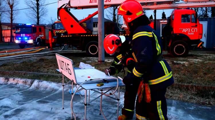 <p>Durumla ilgili kurumdan yapılan açıklamaya göre, dün saat 16.30 sıralarında Rusya'nın füzelerle vurduğu Lviv'deki yakıt deposunda büyük yangın çıktığı belirtildi.</p>
