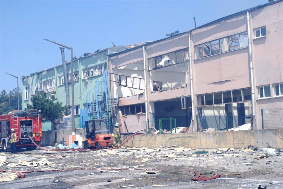 <p>Orhanlı'daki İstanbul Boya ve Vernikçileri Toplu İşyeri Sanayi Sitesi'ndeki bir boya fabrikasında henüz bilinmeyen nedenle yangın çıktı.</p> <p> </p> 