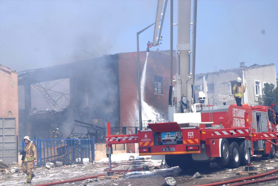 <p>İstanbul Tuzla'da bir boya fabrikasında çıkan yangın itfaiye ekiplerinin müdahalesiyle kontrol altına alındı.</p> <p> </p> 