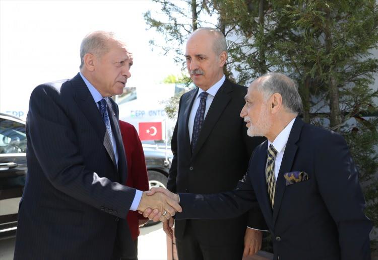 <p>Cumhurbaşkanı Recep Tayyip Erdoğan, Darülaceze Sosyal Hizmet Şehri'nin bittiğinde dünyada bu işin tek örneği olacağını belirterek, "Hamdolsun bugün Türkiye, dünyanın en iyi işleyen, en kuşatıcı sosyal destek sistemine sahip ülkelerinden biridir. Benzeri yok. Eğer şu dünyayı tanımışsam, biliyorsam ülkemiz gibi bir başka örnek dünyada yok." dedi.</p>

<p> </p>
