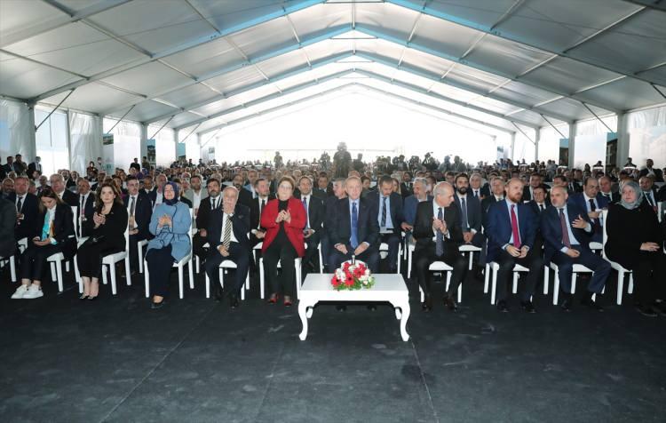 <p>Cumhurbaşkanı Erdoğan, Arnavutköy Yassıören'de, Darülaceze Sosyal Hizmet Şehri temel atma töreninde yaptığı konuşmada, milletin asırlardır yaşadığı nice saldırıları, sıkıntıları, kaosları, metanetle göğüsleme başarısının gerisinde, sahip olunan birlik, beraberlik ve dayanışma hasletinin gücü olduğunu söyledi.</p>

<p> </p>
