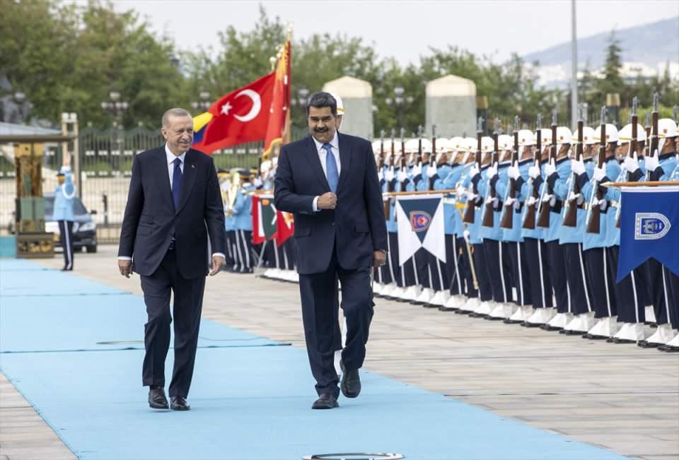 <p>Törende, tarihte kurulan 16 Türk devletini temsil eden bayraklar ve askerler de yer aldı.</p>

<p> </p>
