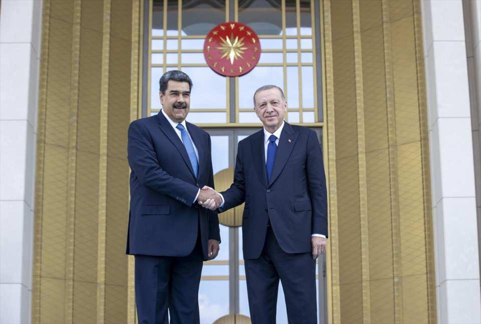 <p>Cumhurbaşkanı Recep Tayyip Erdoğan, Türkiye'ye resmi ziyarette bulunan Venezuela Devlet Başkanı Nicolas Maduro'yu resmi törenle karşıladı.</p>

<p> </p>
