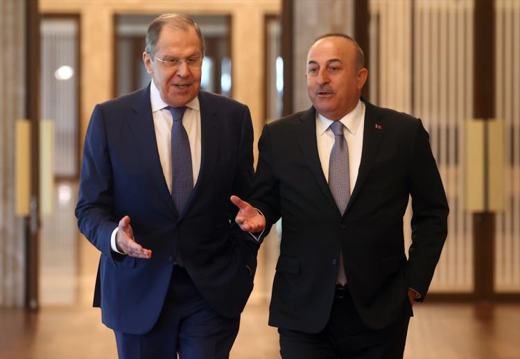 <p>Dışişleri Bakanı Mevlüt Çavuşoğlu, çalışma ziyareti kapsamında Türkiye'ye gelen Rusya Dışişleri Bakanı Sergey Lavrov ile Cumhurbaşkanlığı Külliyesi'nde görüştü. İki bakan görüşme sonrası ortak basın toplantısı düzenledi.</p>

<p>​</p>

