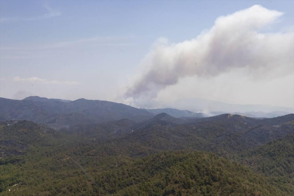 <p>Ekiplerin söndürmek için yoğun bir şekilde çalıştığı orman yangını, AA ekibinin de yer aldığı gazeteciler tarafından polis helikopteri ile havadan kaydedildi.</p>

<p> </p>
