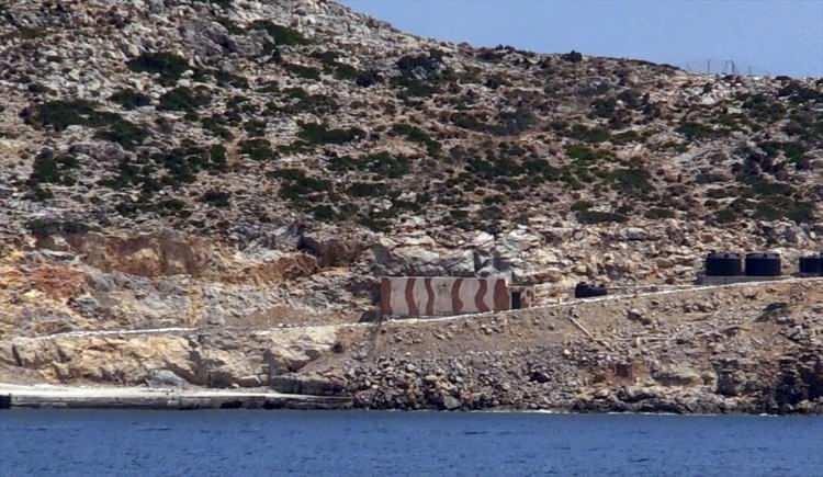 <p>Türk kara sularında kalan Keçi Adası, Turgutreis ve Gümüşlük açıklarındaki Tüllüce, Küçük Tüllüce, Sarıot ve Çatal adalarına da çok yakın konumda.</p>

<p> </p>
