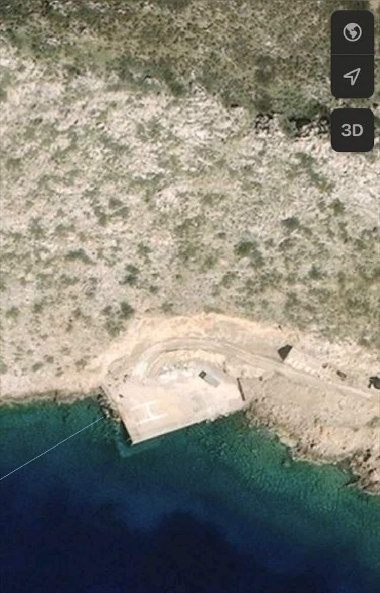 <p>Uydu fotoğraflarında adanın arkasındaki sahil kısmında bir helikopter pistinin daha olduğu görülüyor. Bu alana inen yolun da demir çapraz bariyerlerle kapatılmış olması fotoğraflara yansıyor.</p>

<p> </p>
