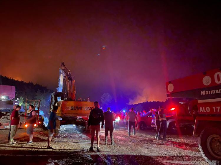 <p>Tarım ve Orman Bakanı Vahit Kirişci, Muğla'nın Marmaris ilçesindeki ormanlık alanda saat 20.02'de başlayan yangına ilk müdahalenin 20.10'da yapıldığını bildirdi.</p>
