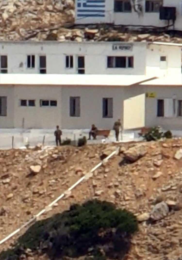 <p>Adada yapılaşmanın olduğu alanda, siper veya sığınağa benzeyen taş yapıların çevresinde kamuflajlı tek tip kıyafetli Yunan askerleri bulunuyor. </p>

<p> </p>
