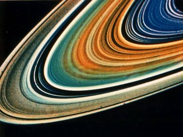 <p>Voyager uzay araçları, bilim adamlarına 23 Ağustos 1981'de Satürn'ün halkalarının detaylarını gösterdi. Fotoğraf labatuvar ortamında tahmin edilerek renklendirildi. </p>