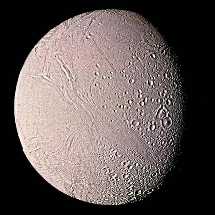 <p>Satürn'ün uydularından biri olan Enceladus, Voyager uzay aracı tarafından tüm detaylarıyla görüntülendi.</p>