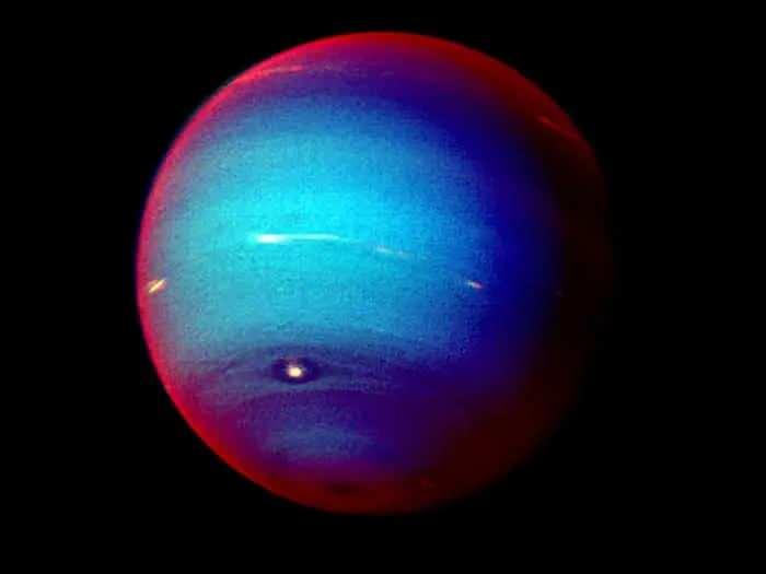 <p>Voyager 2, Neptün'ü yakından gözlemleyen ilk uzay aracı oldu. Fırlatılmasından 12 yıl sonra 1989'da Neptün'ün 3.000 mil yakınından geçti. </p>
<p>Voyader 2, güneş ışığının metan bakımından zengin bir atmosferden geçmesi nedeniyle gezegeni kırmızı veya beyaz renkte fotoğraflayabildi.</p>