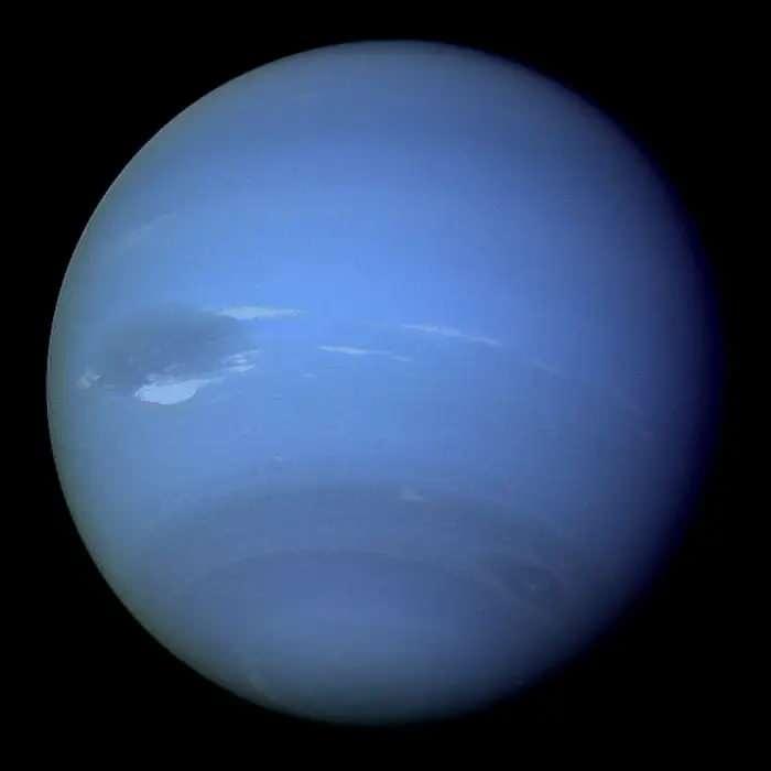 <p>Voyager 2 tarafından 1989 yılında fotoğraflanan Neptün ise mavi renkte.</p>