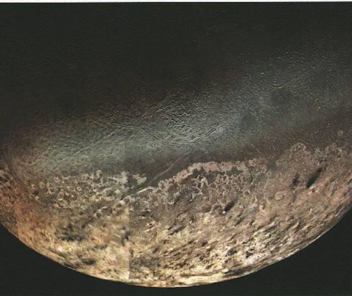 <p>Voyager 2, Neptün'ün uydusu Triton'u benzeri görülmemiş bir ayrıntıyla yakaladı.</p>