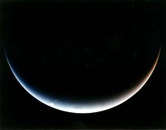 <p>Voyager 2 yoluna devam ederken Neptün'ün güney kutbunun hilal şeklini bu şekilde fotoğrafladı.</p>
<p>Bu fotoğraf uzay araçlarının gönderdiği son fotoğraf oldu. Devam eden yolculuğunda başka bir gezegen olmadığı için NASA, Neptün'ün yanından geçtikten sonra enerji tasarrufu için uydu araçlarının kameralarını kapattı.</p>