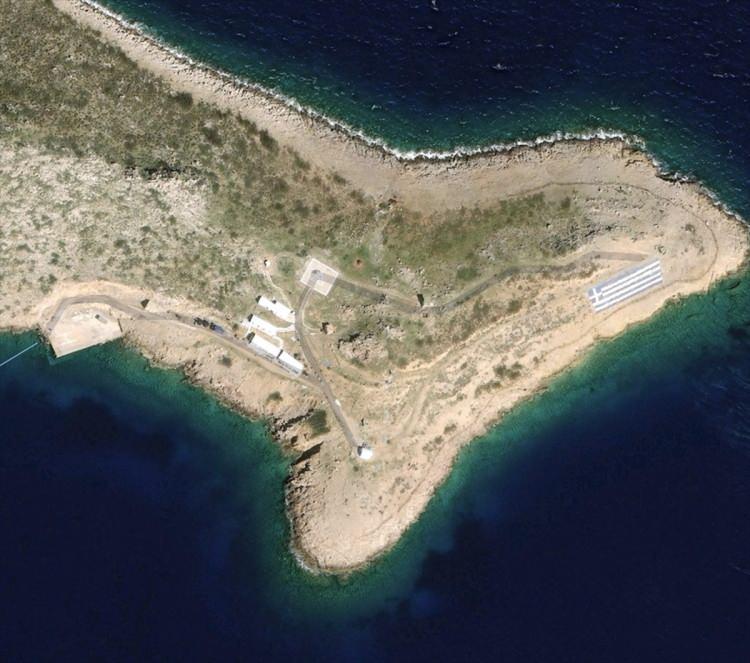 <p>Özellikle İstanköy, Kelemez, İleriye ve Siros adaları güzergahında ilerleyenler, Keçi Adası'ndaki bu yapılaşma ve askeri hareketliliği görebiliyor. Adaya çizilen Yunan bayrağı ise bölgeden geçenlere adanın "Yunan toprağı olduğu" algısı yaratma çabası olarak değerlendiriliyor.</p>

<p> </p>
