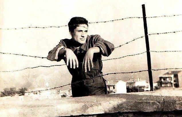 <p>Sinema kariyeri Memleketi Eskişehir'de, yedek subay olarak askerliğini yaparken, Göksel Arsoy'un başrol oynadığı Şafak Bekçileri (1963) filminin çekimleri sırasında yönetmen Halit Refiğ'in dikkatini çekti.</p>
