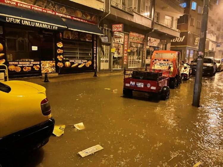 <p>Sinop'ta etkili olan sağanak nedeniyle bazı ev ve iş yerlerinin bodrum katlarını su bastı, yol güzergahlarında hasar oluştu.</p>

<p>Kentte gece saatlerinde başlayan sağanak, kent merkezi ile Ayancık ve Türkeli ilçelerinde etkili oldu.</p>

