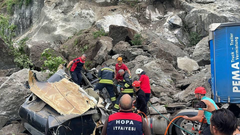<p>Olay yerine UMKE, AFAD, Jandarma ekipleri kısa sürede ulaşırken, bir kiyinin cansız bedeni ekipler tarafından kayaların arasından çıkartıldı. Yaralı 2 kişi ise çevre hastanelere gönderildi.</p>
