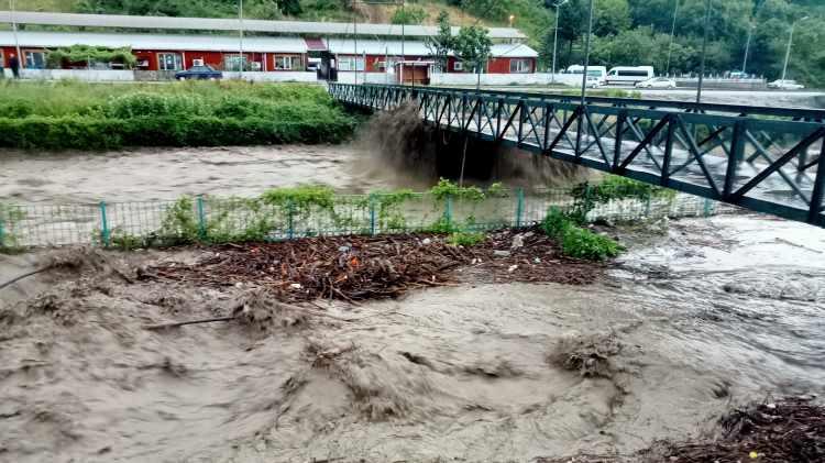 <p>Afet ve Durum Yönetimi Başkanlığı (AFAD) ile Meteoroloji Genel Müdürlüğü tarafından kırmızı kod uyarısı yapılan Kastamonu’da gece saatlerinden itibaren sağanak yağış etkili olmaya devam ediyor. </p>
