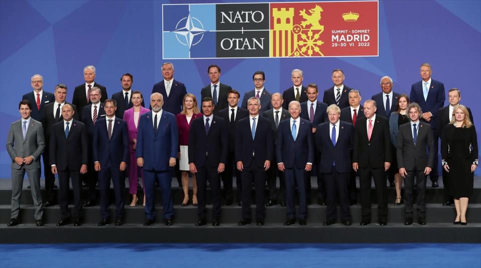 <p>Cumhurbaşkanı Recep Tayyip Erdoğan, Madrid'deki NATO Devlet ve Hükümet Başkanları Zirvesi'nde çekilen aile fotoğrafında yer aldı.</p>

<p> </p>
