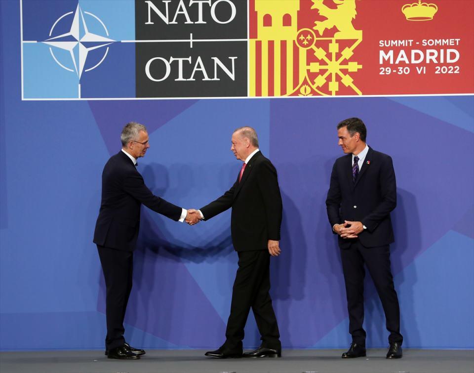 <p>Cumhurbaşkanı Erdoğan'ı, NATO Genel Sekreteri Jens Stoltenberg ve İspanya Başbakanı Pedro Sanchez karşıladı.</p>
