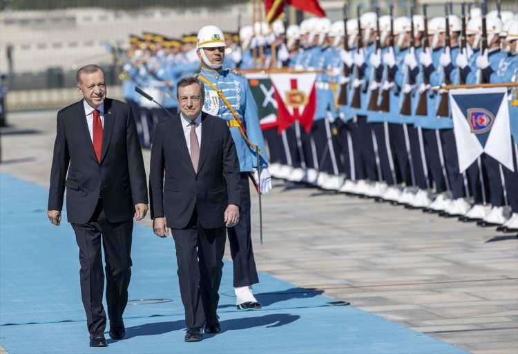 <p>Cumhurbaşkanı Recep Tayyip Erdoğan, Türkiye'ye resmi ziyarette bulunan İtalya Başbakanı Mario Draghi'yi resmi törenle karşıladı.</p>

<p> </p>
