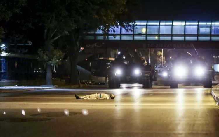 <p>Ankara'da Fethullahçı Terör Örgütü'nün (FETÖ) darbe girişimine tepki gösteren vatandaşlar, meydanlardan geçmekte olan tankların önüne yattı.</p>

<p> </p>
