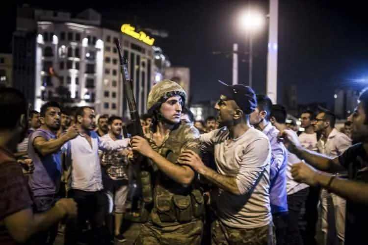 <p>İstanbul Taksim Meydanı'nda toplanan vatandaşlar, Fethullahçı Terör Örgütü'nün (FETÖ) darbe girişimine tepki gösterdi.</p>

<p> </p>
