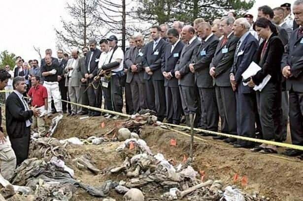 <p>Bosna-Hersek Kayıpları Arama Enstitüsü verilerine göre, 1995 yılından bu yana ülke genelinde 500’den fazla toplu, 5.000’in üzerinde müstakil mezar bulundu. </p>
