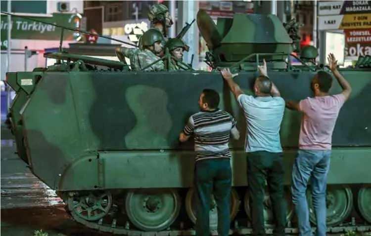 <p>Ankara Kızılay Meydanı'nda darbe girşimini protesto etmek için toplanan vatandaşlar, Kızılay'dan geçiş yapan tankların ilerleyişini elleriyle durdurmaya çalıştı.</p>

<p> </p>
